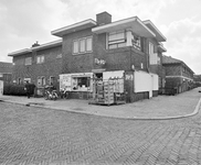 53022 Gezicht op de voorgevels van de voor sloop bestemde huizen De Bazelstraat 25-29 te Utrecht met de rechter ...